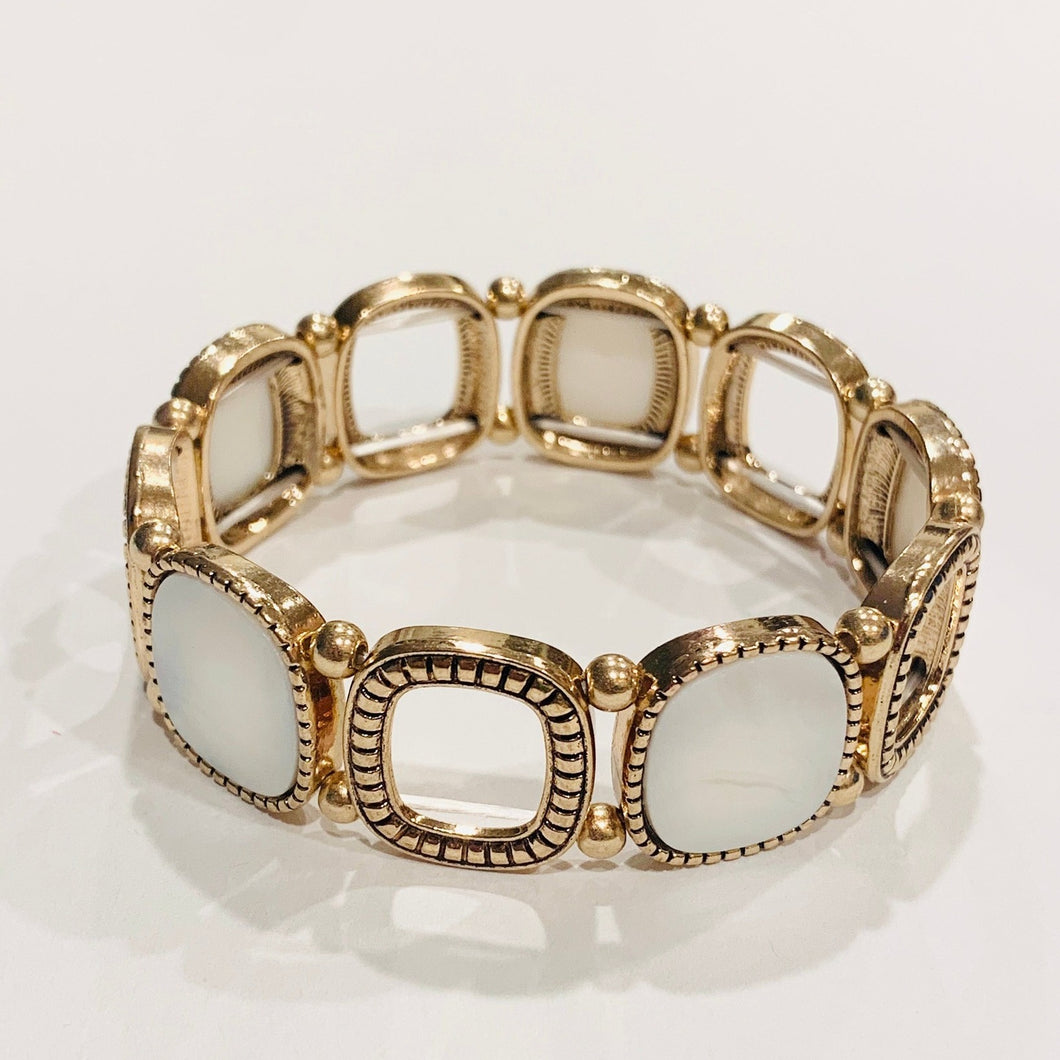 Paparazzi Socialite Shells - Gold Bracelet (September 2024 Fashion Fix Exclusive)